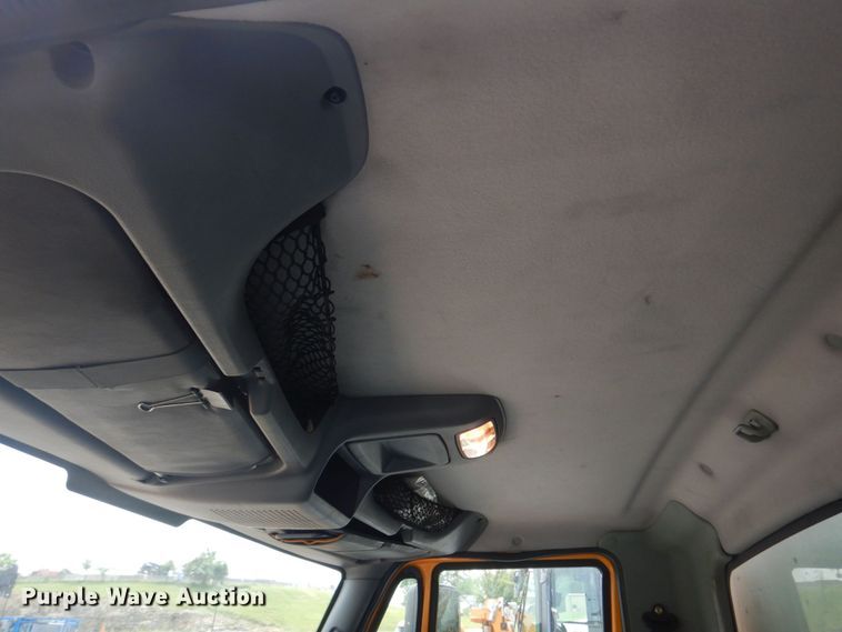 image for item KD9031 2003 International 4400  box truck