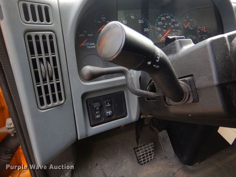 image for item KD9031 2003 International 4400  box truck