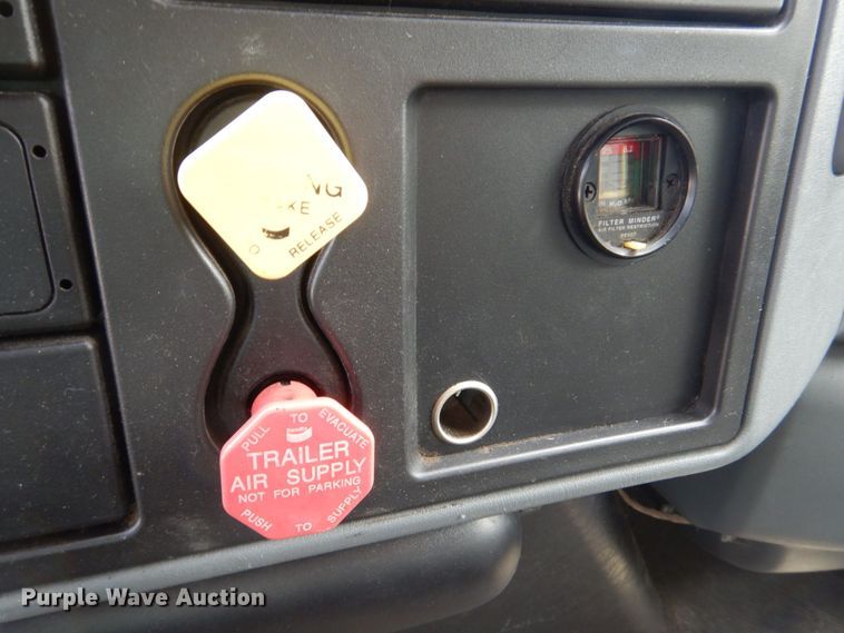 image for item KD9031 2003 International 4400  box truck