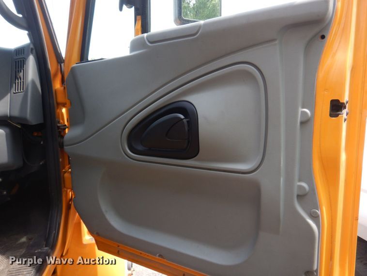 image for item KD9031 2003 International 4400  box truck