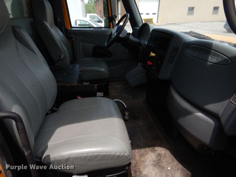 image for item KD9031 2003 International 4400  box truck