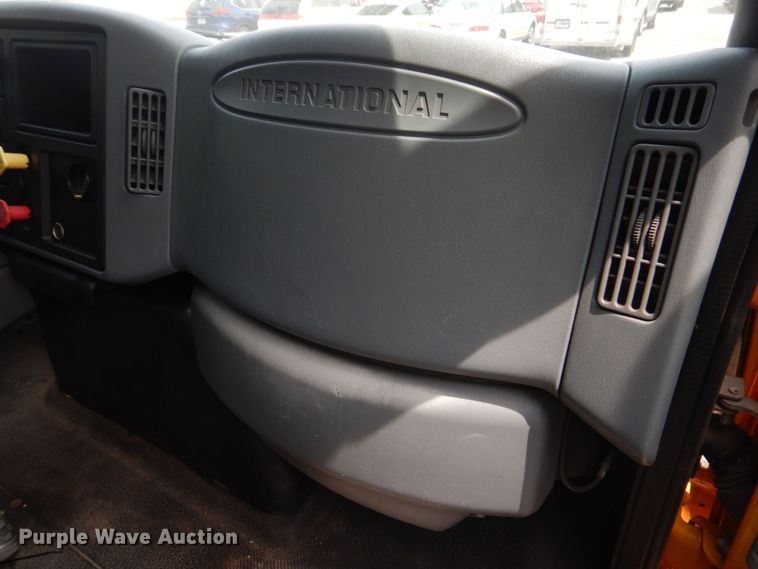 image for item KD9031 2003 International 4400  box truck