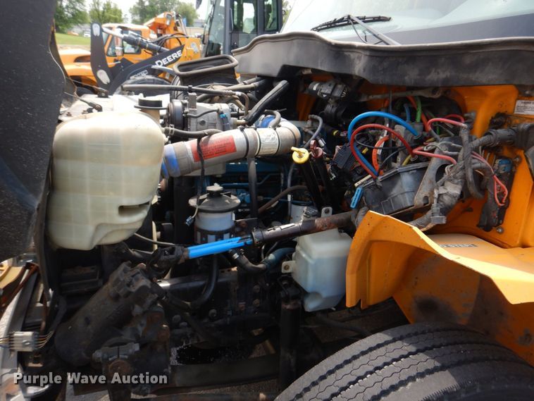 image for item KD9031 2003 International 4400  box truck