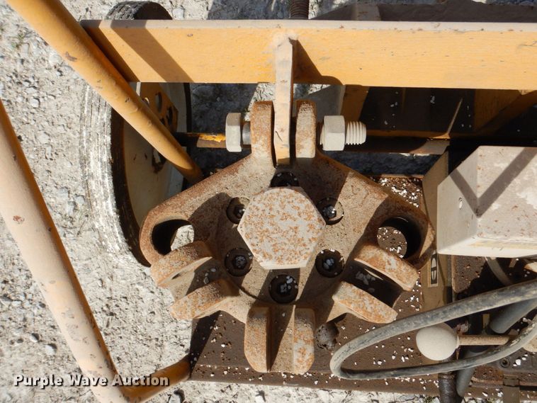 image for item KD9931 Caterpillar  track repair machine