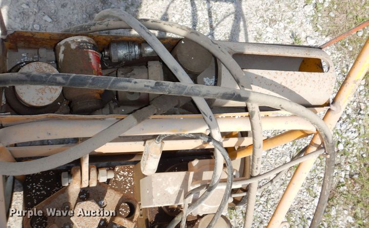 image for item KD9931 Caterpillar  track repair machine