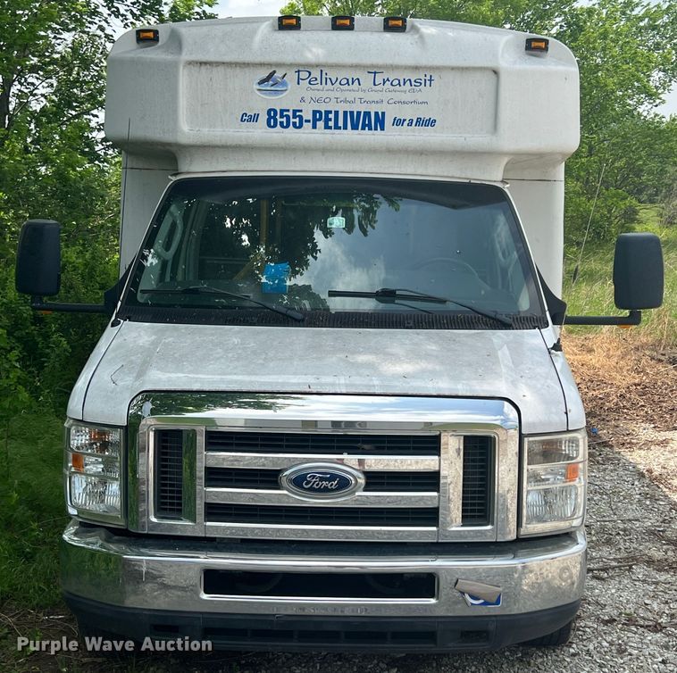 image for item KN9538 2013 Ford E450  shuttle bus
