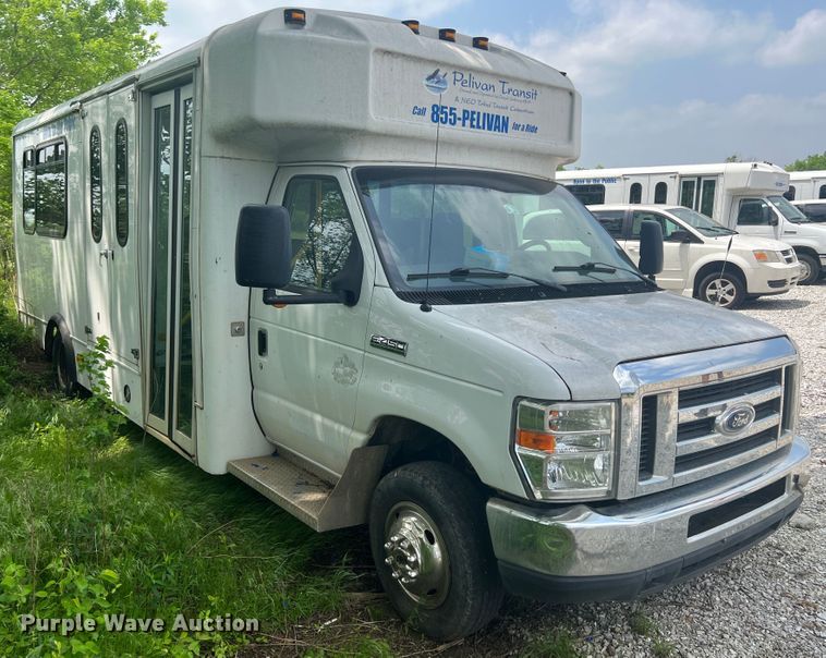 image for item KN9538 2013 Ford E450  shuttle bus