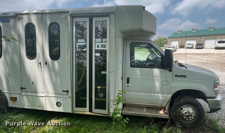 image for item KN9538 2013 Ford E450  shuttle bus