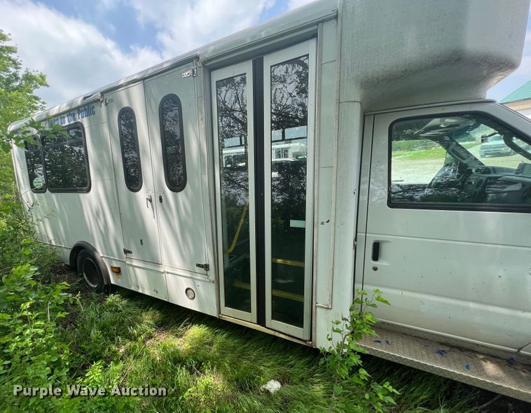 image for item KN9538 2013 Ford E450  shuttle bus
