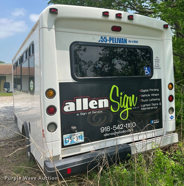 image for item KN9538 2013 Ford E450  shuttle bus