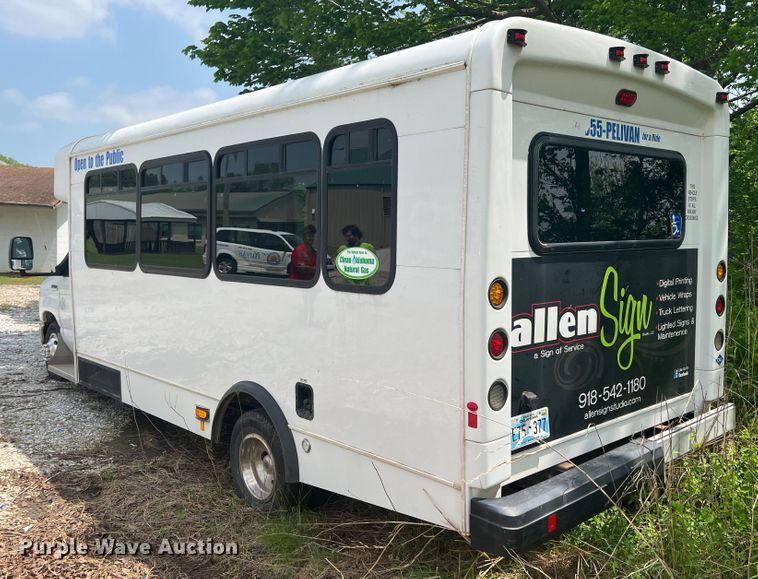 image for item KN9538 2013 Ford E450  shuttle bus