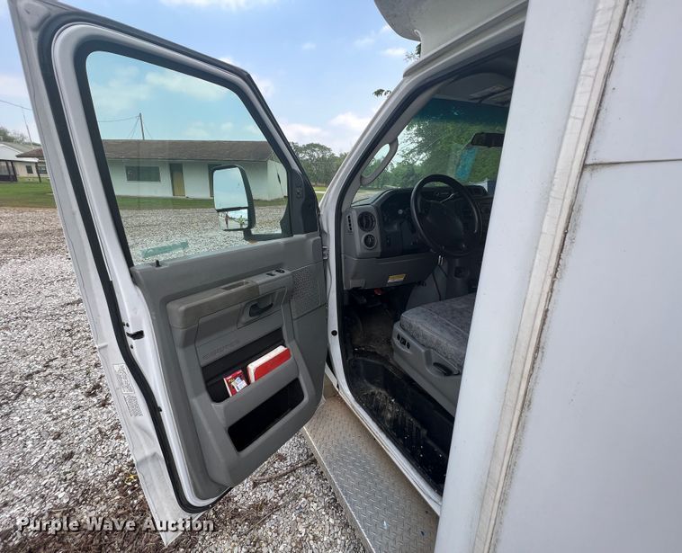 image for item KN9538 2013 Ford E450  shuttle bus