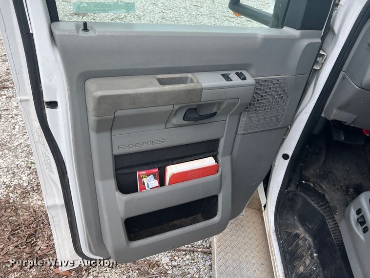 image for item KN9538 2013 Ford E450  shuttle bus