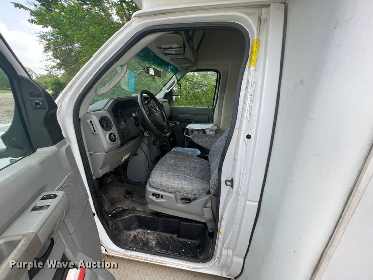 image for item KN9538 2013 Ford E450  shuttle bus