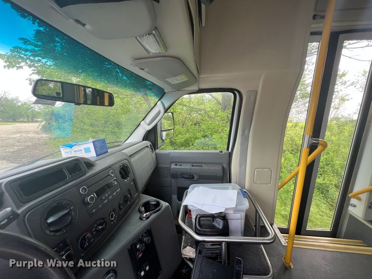 image for item KN9538 2013 Ford E450  shuttle bus