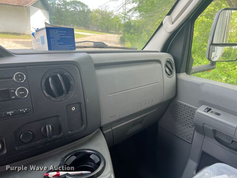 image for item KN9538 2013 Ford E450  shuttle bus