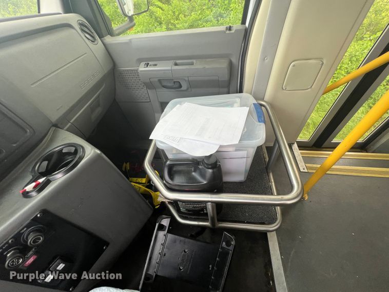 image for item KN9538 2013 Ford E450  shuttle bus