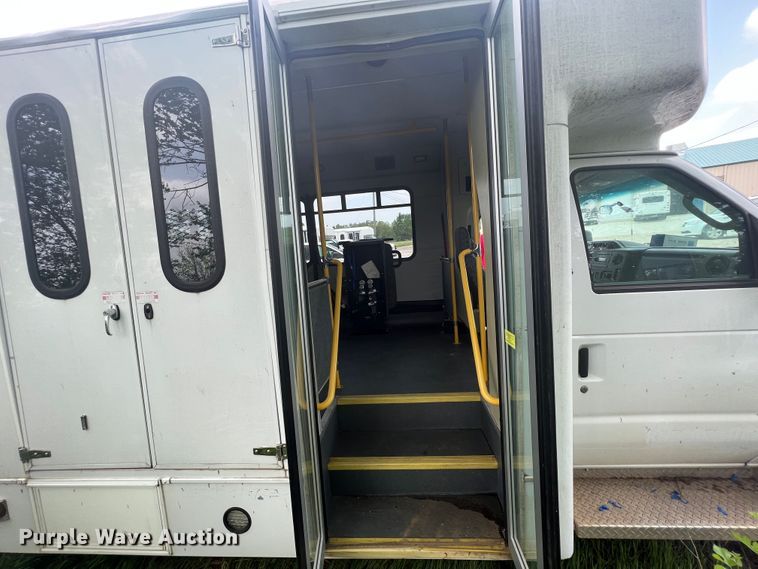 image for item KN9538 2013 Ford E450  shuttle bus
