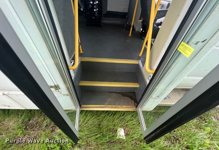 image for item KN9538 2013 Ford E450  shuttle bus