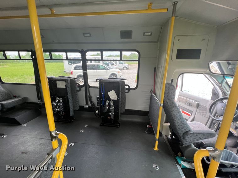 image for item KN9538 2013 Ford E450  shuttle bus