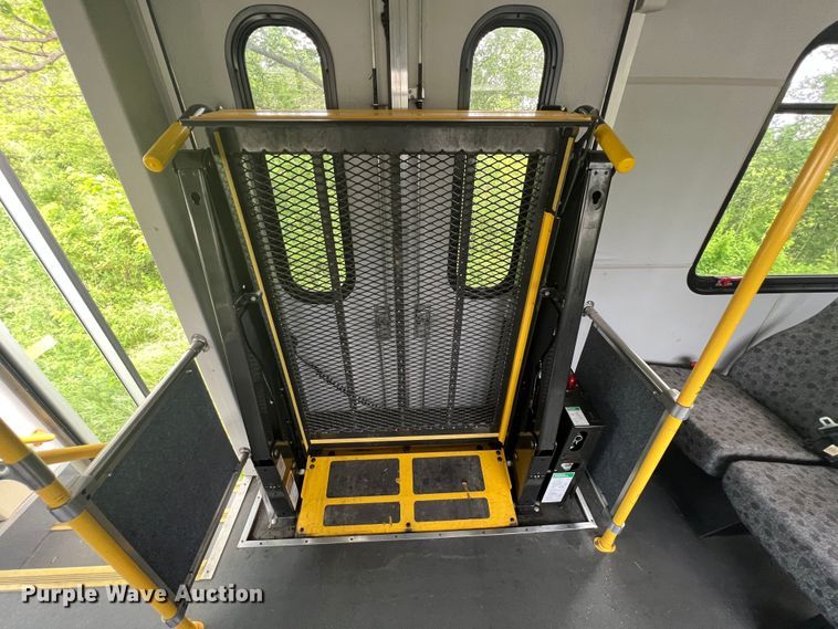 image for item KN9538 2013 Ford E450  shuttle bus