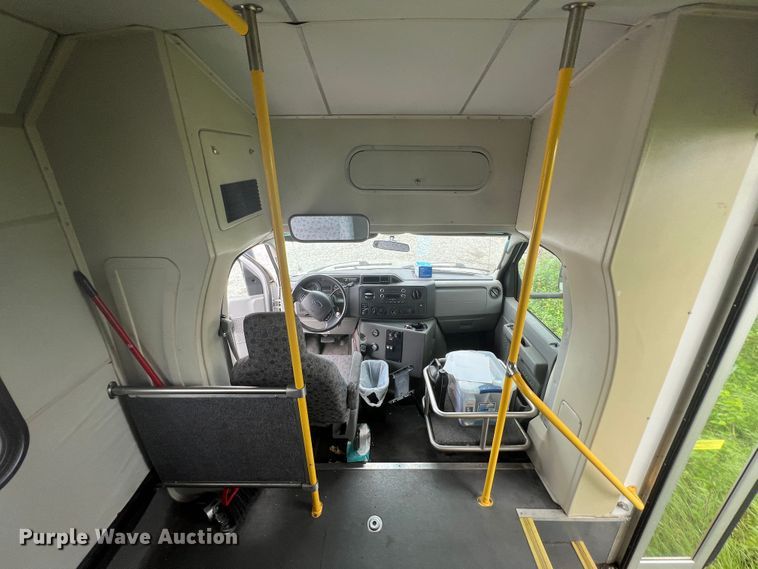 image for item KN9538 2013 Ford E450  shuttle bus