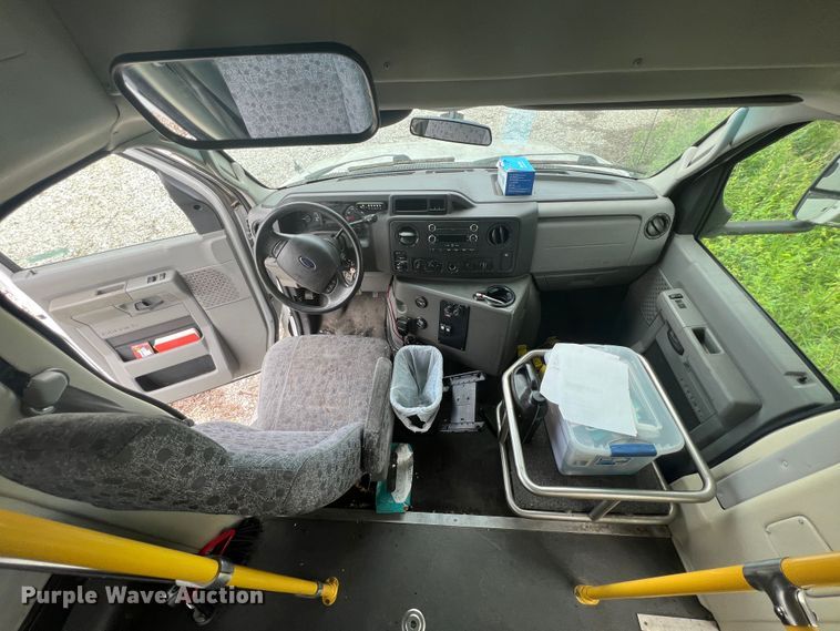 image for item KN9538 2013 Ford E450  shuttle bus