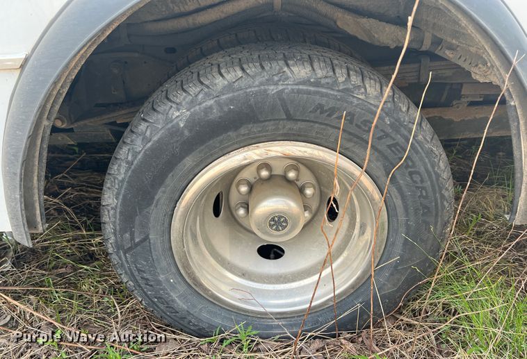 image for item KN9538 2013 Ford E450  shuttle bus