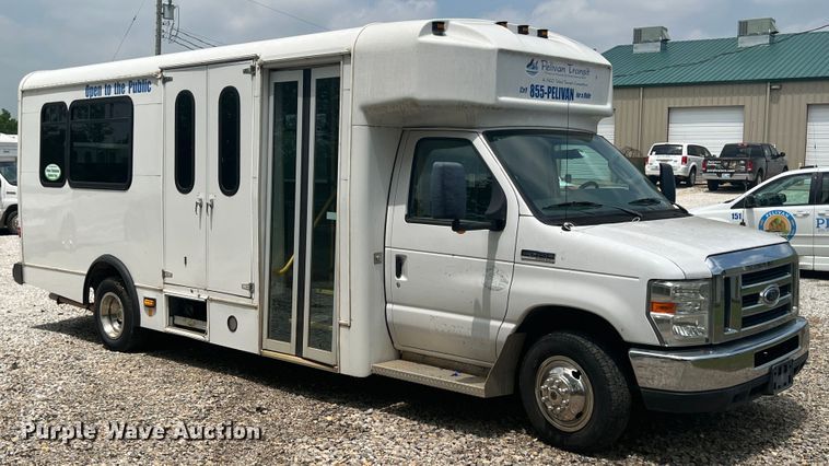 image for item KN9539 2013 Ford E450  shuttle bus