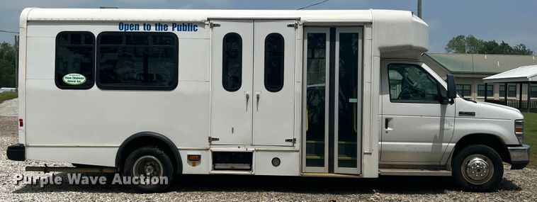 image for item KN9539 2013 Ford E450  shuttle bus