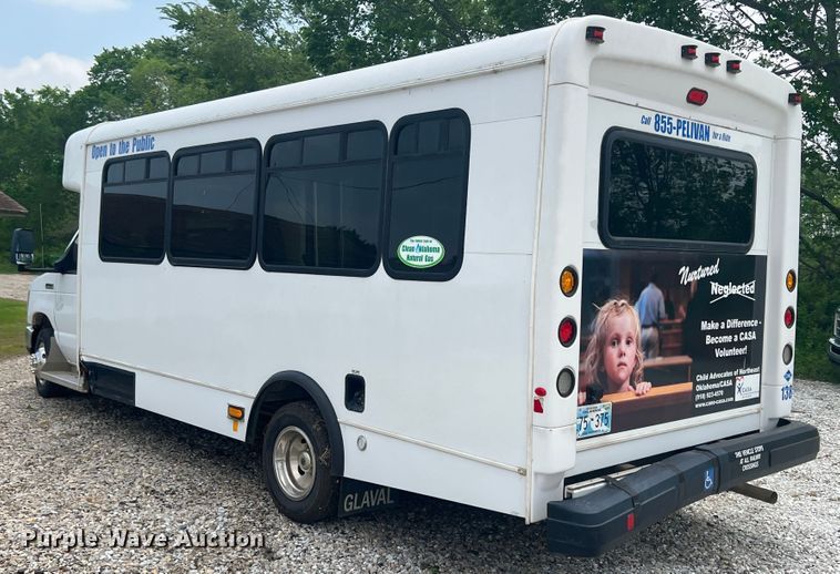 image for item KN9539 2013 Ford E450  shuttle bus