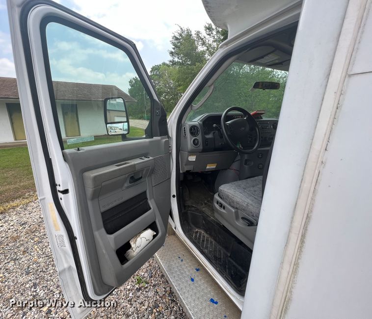 image for item KN9539 2013 Ford E450  shuttle bus