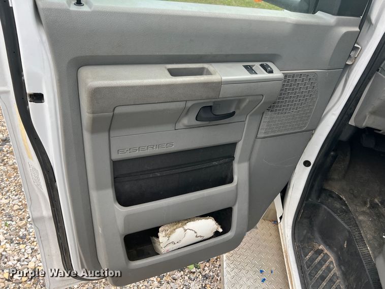 image for item KN9539 2013 Ford E450  shuttle bus