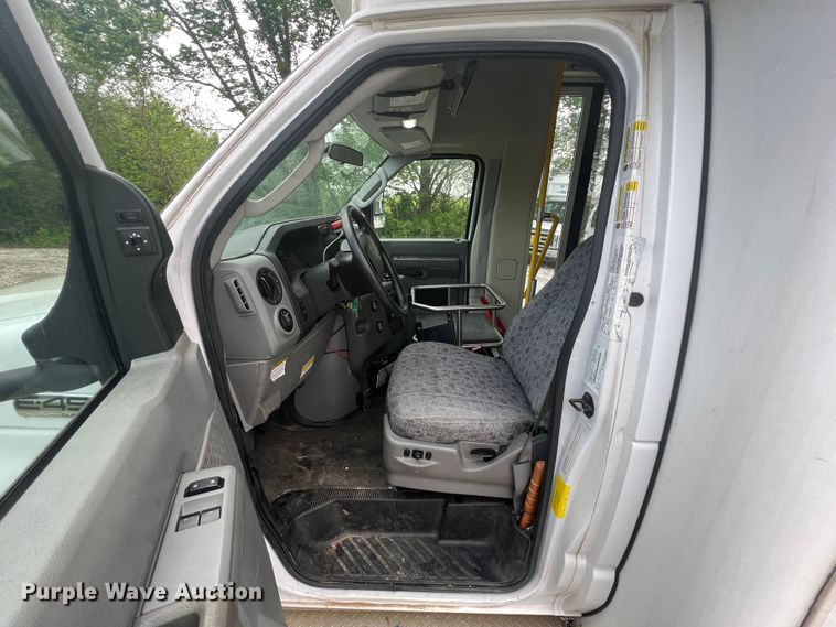 image for item KN9539 2013 Ford E450  shuttle bus