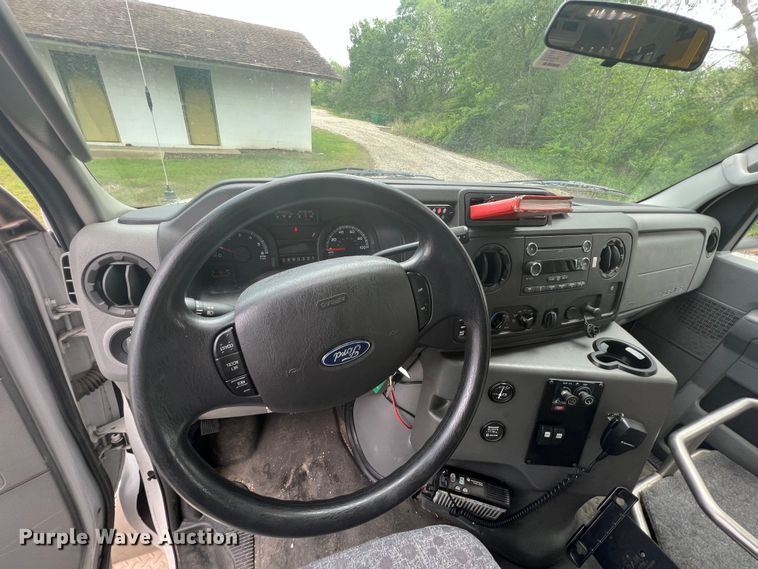 image for item KN9539 2013 Ford E450  shuttle bus