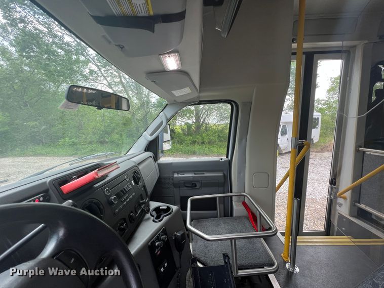 image for item KN9539 2013 Ford E450  shuttle bus