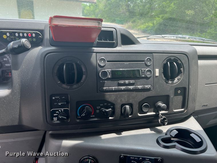 image for item KN9539 2013 Ford E450  shuttle bus