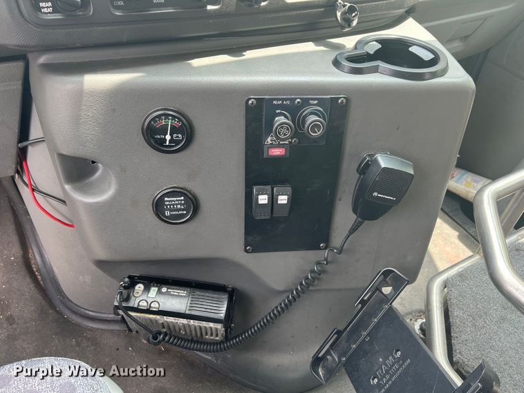 image for item KN9539 2013 Ford E450  shuttle bus