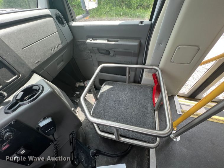 image for item KN9539 2013 Ford E450  shuttle bus