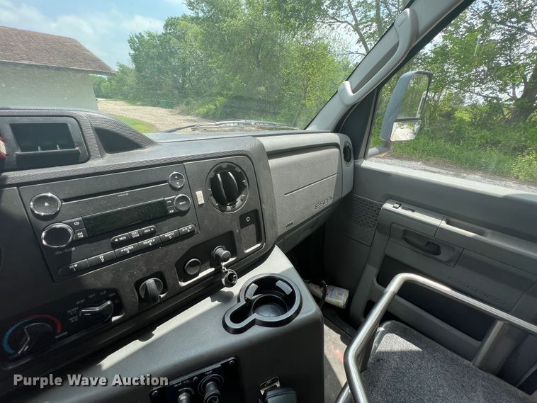 image for item KN9539 2013 Ford E450  shuttle bus