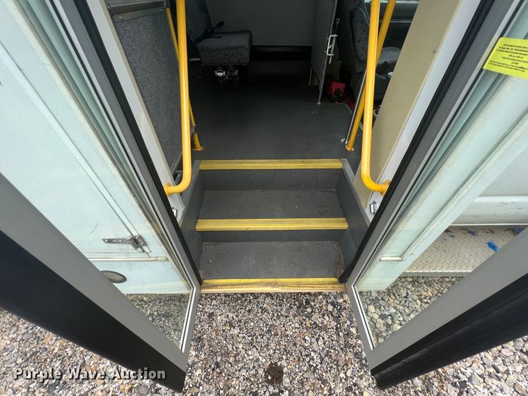 image for item KN9539 2013 Ford E450  shuttle bus