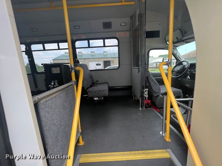 image for item KN9539 2013 Ford E450  shuttle bus