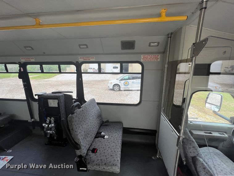 image for item KN9539 2013 Ford E450  shuttle bus