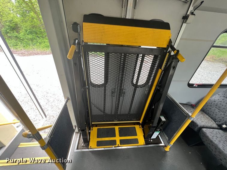 image for item KN9539 2013 Ford E450  shuttle bus