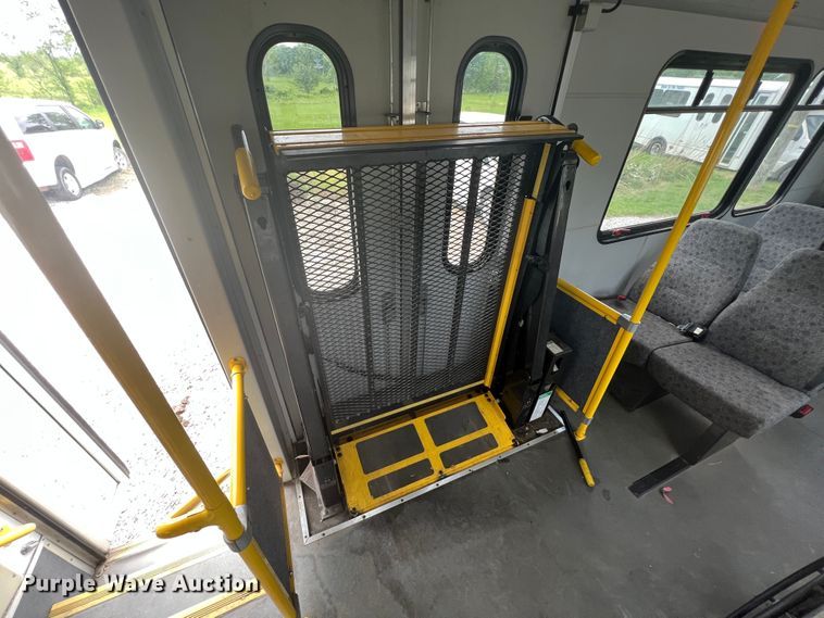 image for item KN9541 2012 Ford E450  shuttle bus