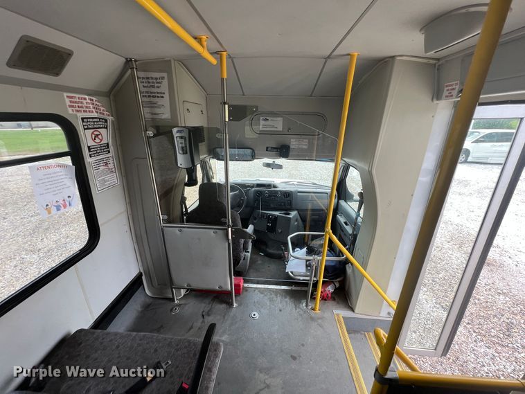 image for item KN9541 2012 Ford E450  shuttle bus