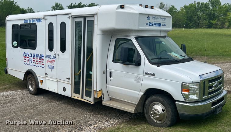 image for item KN9542 2013 Ford E450  shuttle bus