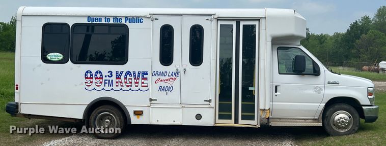 image for item KN9542 2013 Ford E450  shuttle bus