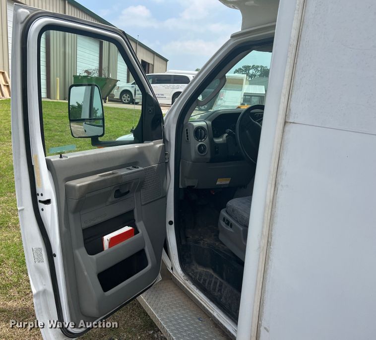 image for item KN9542 2013 Ford E450  shuttle bus