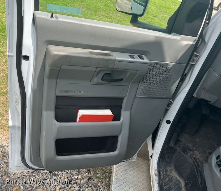 image for item KN9542 2013 Ford E450  shuttle bus